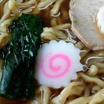 みやご食堂 - みやご食堂さんといえば鳴門巻。今どきの小洒落たラーメンには絶対に入ってません。みやごさんは何と2枚、しかも厚切り、そして斜め切りではなくほぼ垂直切りの真ん丸形。目玉が回ったようにクウルクル。