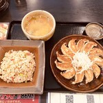 五味八珍 - 浜松餃子と五目炒飯のセット　1089円
