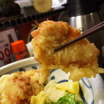 うどん うばら - しっかり味付けされた、美味しいとり天。