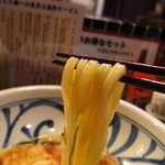 うどん うばら - 麺は気持ち細めですね。美味しい讃岐系の麺です。