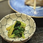 新ばし 星野 - 太刀魚の脂を払う付け合わせは、爽やかな葉山葵のお浸し。センスの良さも冴えわたる。