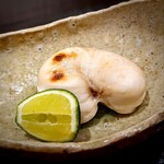 新ばし 星野 - 星野さんの焼き物は本当に凄い。炭火で一気に焼き上げられて中のトロトロさが見事。食べ終わるまでやけどしそうな熱々が続き、私は至福。