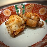 新ばし 星野 - アラの部分は山椒醤油を焦がし気味に。手で持って齧ると、中は驚くほどジューシー