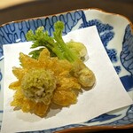 新ばし 星野 - ジューシーな蕗の薹って初めて。これが完璧な天ぷらなのね・・・と震える。たらの目も葉先はサックリ香り、付け根は甘くジューシー。