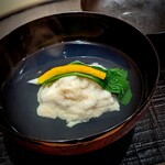 新ばし 星野 - 先ずは吸い地だけ味わってみて、との事。昆布出汁が艶っぽい印象。真薯に箸を入れると、あの、蛤独特の白い濁りが渦を巻いて溢れてきて、吸い地自体が味変していく。見事です。