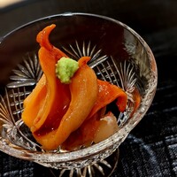 新ばし 星野 - 圧倒的な赤貝。オーラが凄いお造りです。薫りも甘みも舌触りも抜群。大好きな紐や貝柱も抜かりなく。お師匠の西さんは紐をお出汁にならなかったそう。でも大好きで、いつも紐キュウにして賄だったとか・・・うらやましすぎ笑