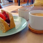 リビングカフェ - シフォンケーキ350円、コーヒー350円
