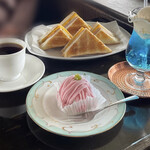 こんぱる 本店 - 桜のモンブラン／ブレンドコーヒー(ケーキセット¥800)／クリームソーダ¥550／ミックストースト¥600
