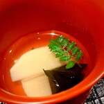 新ばし 星野 - 春を感じるスタートは、若竹汁。早掘筍と木の芽の香りに深呼吸しているようなお椀から。