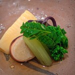 新ばし 星野 - これ以上は望めないだろうと感じる炊き合せ。蕗のシャキッとした新鮮さが迸る。筍、香るし甘いし、食べ終わりたくない。