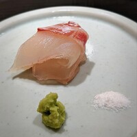 新ばし 星野 - これも圧巻の明石の鯛。飴色の身。いかった歯ごたえに噛むと旨みが続く。他の追随を許さない真鯛。