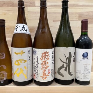 旨い鮨には、やはり旨い酒。日本酒を中心に多彩な美酒が揃う。