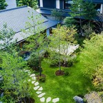 THE GARDEN BAR - 三井総領家の邸宅の⼀部を総檜造で現代に再現した「四季の間」