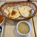 ラージカレー - ランチバイキングのナンとスープ