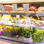 蘇麻 - 店の表の顔であるショーケースには、市場直送の魚や新鮮な野菜がぎっしり♪