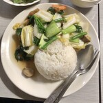 タイレストランノンミュ - 「ムークローブラカオ（豚肉揚げ野菜炒め)」(980円)