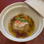 Nihon Ryourihijiri - 「蕪の菊花あん」色鮮やかな菊花をたっぷり使ったあんをかけた煮物です。