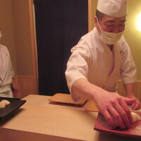 日本橋蛎殻町 すぎた - ご主人の手捌き