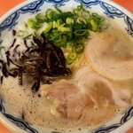 Hakata Ra-Men Shibaraku - 極上スープにチャーシュー、キクラゲ、ネギ。オーソドックスだけど、ビックリな美味しさ。