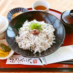 Gochisoudainingubaitsujisanchi - しらす丼