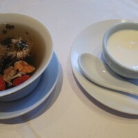 四川豆花飯荘 東京店 - ランチのお茶と杏仁豆腐  お茶はなくなったら淹れてくれます。段々甘くなる美味しいお茶でした。辛い麻婆豆腐に合います。コスパ的には料理だけなら高いですが、場所と内装とサービスと景色とを考えると妥当？