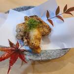 Nihon Ryourihijiri - 「ふぐ唐揚げ」下味をつけて揚げます。