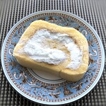 ウィンドミューレ - ＊生クリーム多め＆甘さ控えめで美味しいクリームですし、スポンジ生地の食感もいいこと。