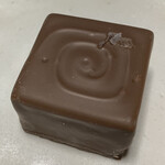 チョコレート工房　クレオバンテール - 「藻塩ショコラ」の渦巻きの模様がお洒落♫
