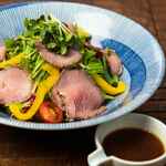 Roast beef salad with onion dressing