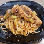 Dietro i tempi - 枝豆、鰯、ケッパーのトマトソーススパゲッティーニ