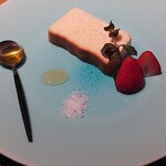 MOTORA  - ドルチェはチーズケーキ。岩塩、蜂蜜、オリーブオイルで。