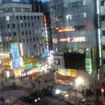 日本料理 三平 - 窓際の席から歌舞伎町の賑わいが望めます。