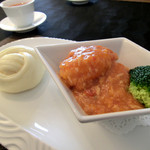 神龍 - 海老チリソース、蒸しパン添え