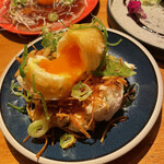牛肉寿司 海鮮 串天ぷら酒場 レレレ - 卵の天ぷらを割ると中から黄身がとろり