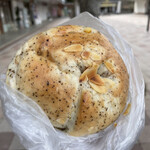 イイダベーカリー - アールグレイオレンジピール生地(塩キャラメルチョコ、バナナ、クリチ)