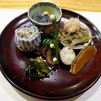 玄斎 - 八寸～大羽イワシとウルイの酢の物・いかなごの新子の釜揚げ・花わさびの醤油漬け・ イイダコ・自家製のカラスミ・大阪八尾の若ごぼうと揚げの炒め煮と白和えの豆腐