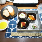 墨繪レストラン - ﾊﾟﾝ2種&ｵﾘｰﾌﾞｵｲﾙ付