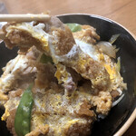 栄楽 - 飾らないかつ丼は、お肉は薄めでも食べ応えがあります。脂身も柔らかく、素朴で美味しいなつかしいお味。ごはんが進みます