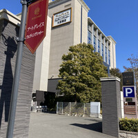 四季庭 カフェ＆レストラン - 入口はこちら側。道を挟んで警察学校のグランドのある方です。