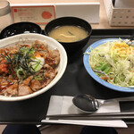 松屋 - アンガス牛焼ビビン丼（並盛り）　野菜サラダ。