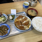 Minamiguchi Shiyokudou - 5分くらい待っていると…来ましたよ〜！
      
      『カツ煮、フキと蓮根の煮物の定食セット納豆付き』
      
      全部で710円税込であります。