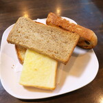 サザンカ - パンは4種盛り（お替わり自由）。通常の食パン、バゲット風の食感を持つパン、カカオ風味、くるみ入りパン