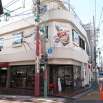 SAZANKA - JR伊東駅から徒歩2分、湯の花通りの入口にあるベーカリー「サザンカ」。奥にカフェスペースを併設