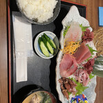 Sakura Suisan - お刺身、ご飯、お味噌汁、きゅうりのお漬物