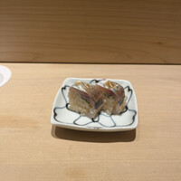 銀座 凛 にしむら - あじ。押し寿司。シャリが少しもっちりしたてすごく美味しい！一つ目でシャリの美味しさにびっくり。好みです。