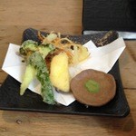 愉庵 - 野菜天ぷら３００円。サツマイモ、ブロッコリー、かき揚げ、ピーマン