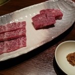 焼肉ダイニング甲 - 本日のおすすめをオーダー‼カイノミ、ハネシタ(?)と言うそうです。名前だけだとわからなかったですが、もちろんお肉の説明をして頂き、美味しく完食☆
            