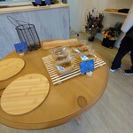 田中惣菜店 - 店内中央のテーブル