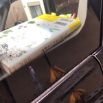 カレー独歩ちゃん - 隊長の車に置かれた野草と花の本