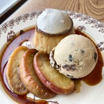 アトリエ パーチ - 焼き林檎を添えたプリン ラムレーズンのアイスクリーム